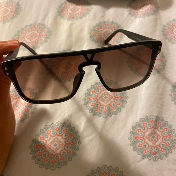 Louis Vuitton Sunglasses like new - Picture 10 of 11